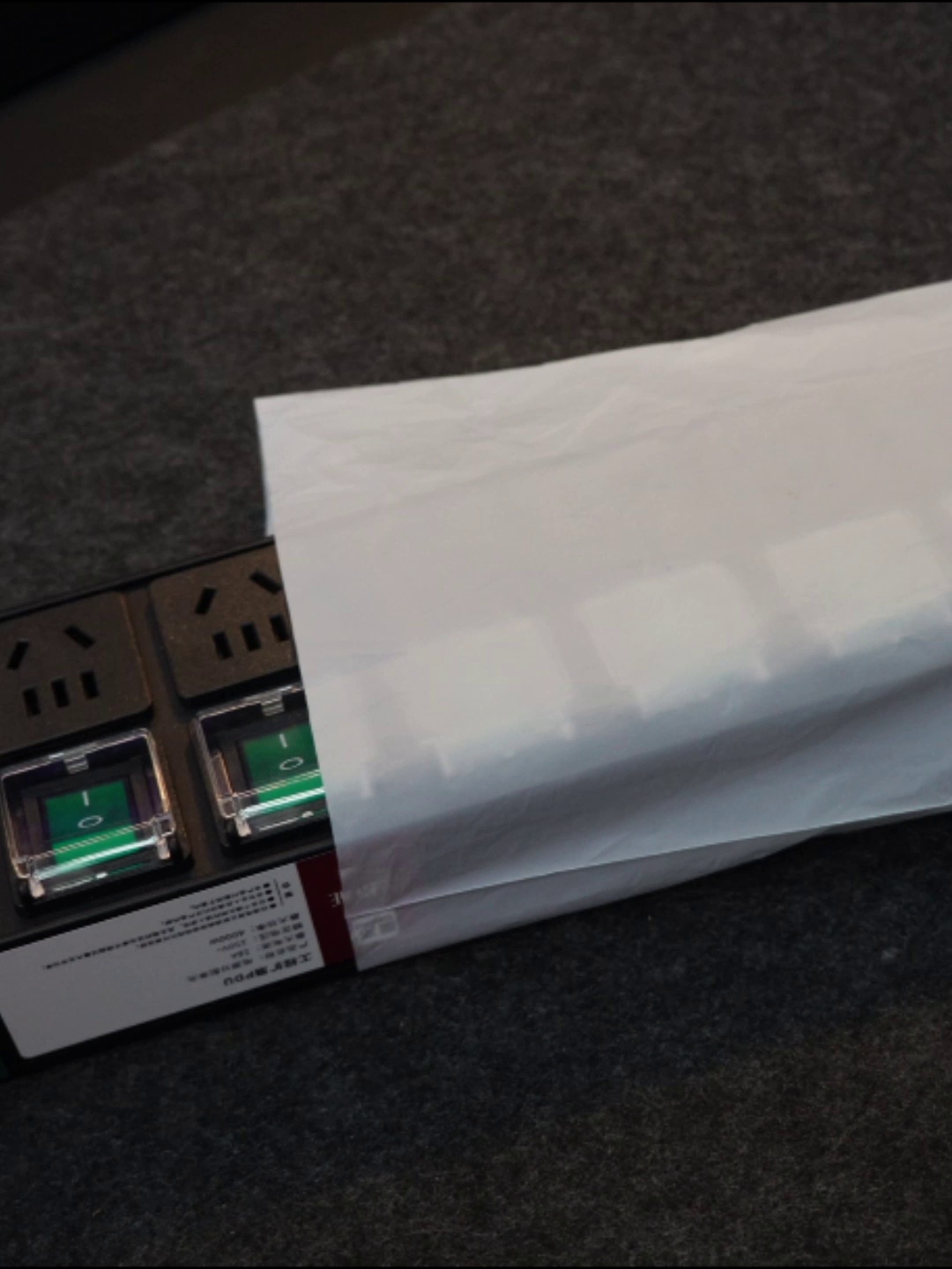 电竞桌面插座还能这么卷？德木品牌如何凭实力在办公设备赛道“赢麻了”